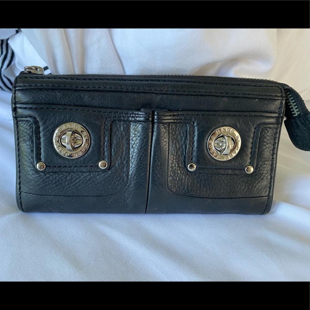 MARC BY MARC JACOBS TOTALLY TURN LOCK WALLET